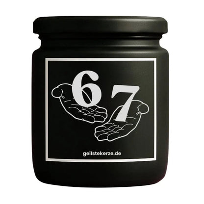 Duftkerze mit Spruch von geilstekerze ist der neue Geschenketrend. Diese witzige Kerze Vegane Bio-Kerze mit Spruch – SIX SEVEN brennt mega lange sagenhafte 80 Stunde, hochwertige ätherische Öle schaffen beste Duftverteilung. Mit 1400 lustigen Sprüchen perfekt zum Verschenken. Handgemacht in Deutschland von geilstekerze.shop -Die beste Duftkerze die du kaufen kannst.