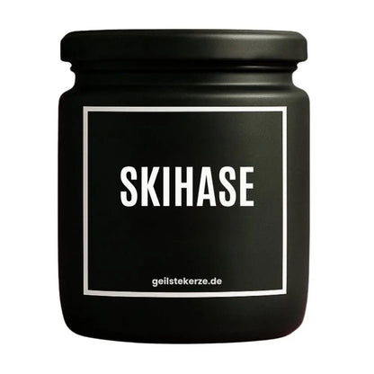 Duftkerze mit Spruch von geilstekerze ist der neue Geschenketrend. Diese witzige Kerze Vegane Bio-Kerze mit Spruch – SKIHASE brennt mega lange sagenhafte 80 Stunde, hochwertige ätherische Öle schaffen beste Duftverteilung. Mit 1400 lustigen Sprüchen perfekt zum Verschenken. Handgemacht in Deutschland von geilstekerze.shop -Die beste Duftkerze die du kaufen kannst.