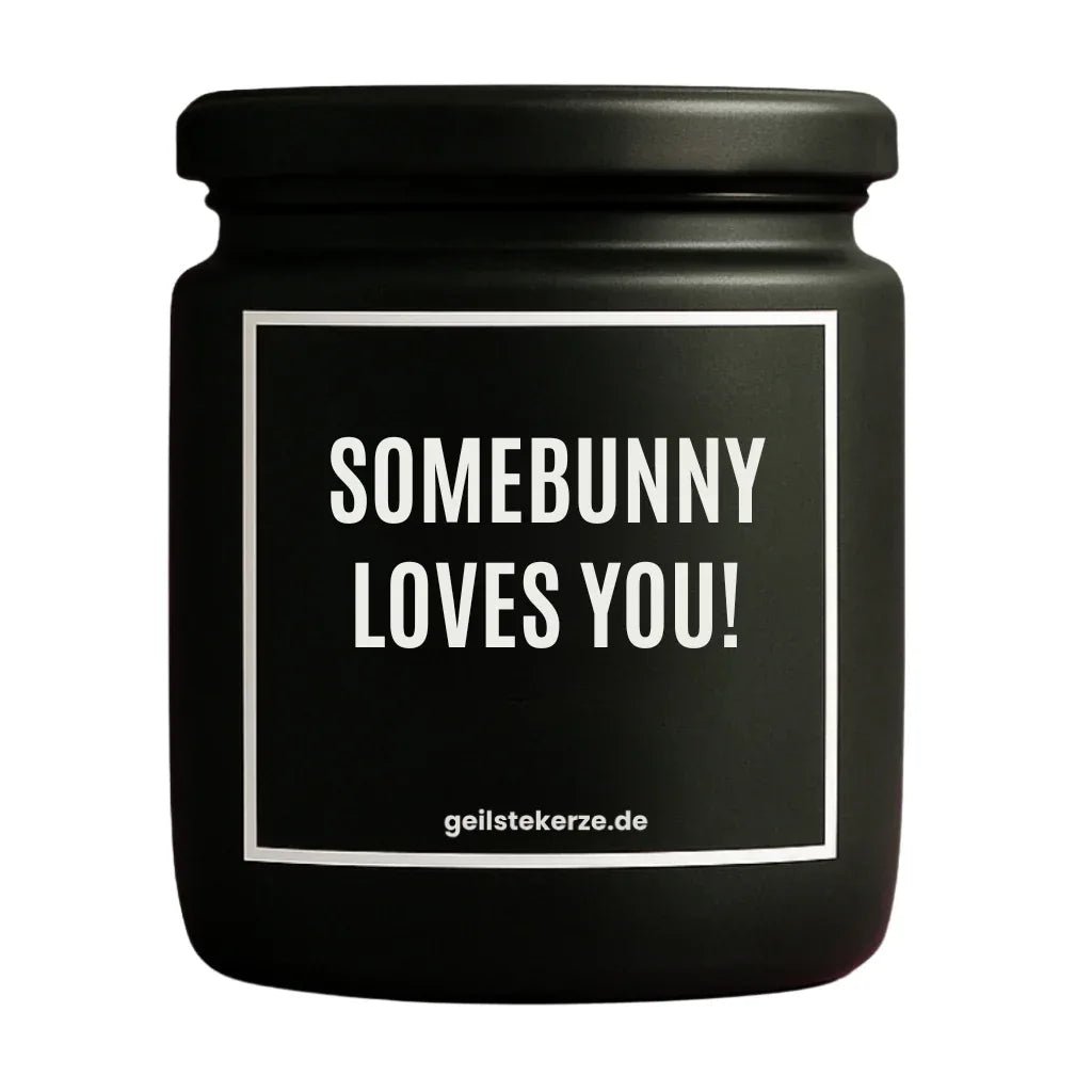 Duftkerze mit Spruch von geilstekerze ist der neue Geschenketrend. Diese witzige Kerze Vegane Bio-Kerze mit Spruch – SOMEBUNNY LOVES YOU! brennt mega lange sagenhafte 80 Stunde, hochwertige ätherische Öle schaffen beste Duftverteilung. Mit 1400 lustigen Sprüchen perfekt zum Verschenken. Handgemacht in Deutschland von geilstekerze.shop -Die beste Duftkerze die du kaufen kannst.