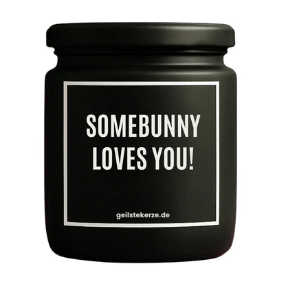 Duftkerze mit Spruch von geilstekerze ist der neue Geschenketrend. Diese witzige Kerze Vegane Bio-Kerze mit Spruch – SOMEBUNNY LOVES YOU! brennt mega lange sagenhafte 80 Stunde, hochwertige ätherische Öle schaffen beste Duftverteilung. Mit 1400 lustigen Sprüchen perfekt zum Verschenken. Handgemacht in Deutschland von geilstekerze.shop -Die beste Duftkerze die du kaufen kannst.