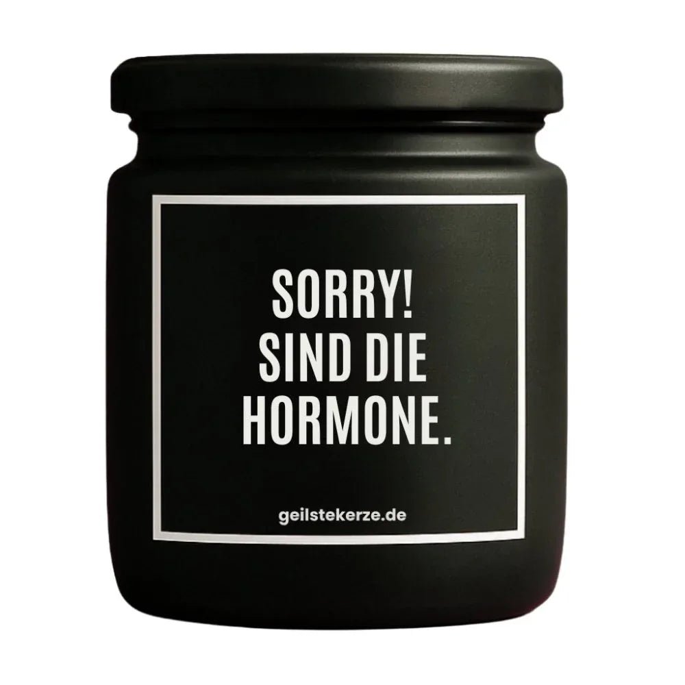 Duftkerze mit Spruch von geilstekerze ist der neue Geschenketrend. Diese witzige Kerze Vegane Bio-Kerze mit Spruch – SORRY! SIND DIE HORMONE. brennt mega lange sagenhafte 80 Stunde, hochwertige ätherische Öle schaffen beste Duftverteilung. Mit 1400 lustigen Sprüchen perfekt zum Verschenken. Handgemacht in Deutschland von geilstekerze.shop -Die beste Duftkerze die du kaufen kannst.