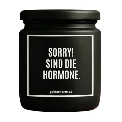 Duftkerze mit Spruch von geilstekerze ist der neue Geschenketrend. Diese witzige Kerze Vegane Bio-Kerze mit Spruch – SORRY! SIND DIE HORMONE. brennt mega lange sagenhafte 80 Stunde, hochwertige ätherische Öle schaffen beste Duftverteilung. Mit 1400 lustigen Sprüchen perfekt zum Verschenken. Handgemacht in Deutschland von geilstekerze.shop -Die beste Duftkerze die du kaufen kannst.