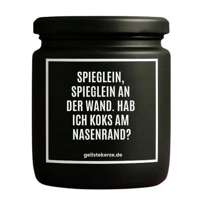 Duftkerze mit Spruch von geilstekerze ist der neue Geschenketrend. Diese witzige Kerze Vegane Bio-Kerze mit Spruch – SPIEGLEIN, SPIEGLEIN AN DER WAND. HAB ICH PEPP AM NASENRAND? brennt mega lange sagenhafte 80 Stunde, hochwertige ätherische Öle schaffen beste Duftverteilung. Mit 1400 lustigen Sprüchen perfekt zum Verschenken. Handgemacht in Deutschland von geilstekerze.shop -Die beste Duftkerze die du kaufen kannst.