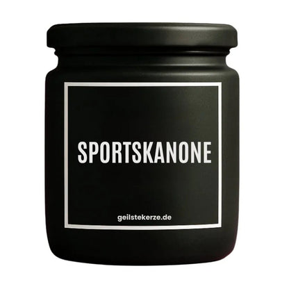 Duftkerze mit Spruch von geilstekerze ist der neue Geschenketrend. Diese witzige Kerze Vegane Bio-Kerze mit Spruch – SPORTSKANONE brennt mega lange sagenhafte 80 Stunde, hochwertige ätherische Öle schaffen beste Duftverteilung. Mit 1400 lustigen Sprüchen perfekt zum Verschenken. Handgemacht in Deutschland von geilstekerze.shop -Die beste Duftkerze die du kaufen kannst.