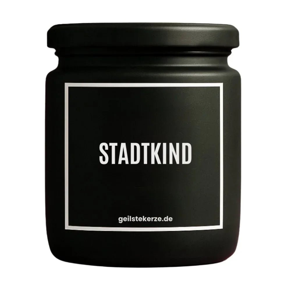 Duftkerze mit Spruch von geilstekerze ist der neue Geschenketrend. Diese witzige Kerze Vegane Bio-Kerze mit Spruch – STADTKIND brennt mega lange sagenhafte 80 Stunde, hochwertige ätherische Öle schaffen beste Duftverteilung. Mit 1400 lustigen Sprüchen perfekt zum Verschenken. Handgemacht in Deutschland von geilstekerze.shop -Die beste Duftkerze die du kaufen kannst.