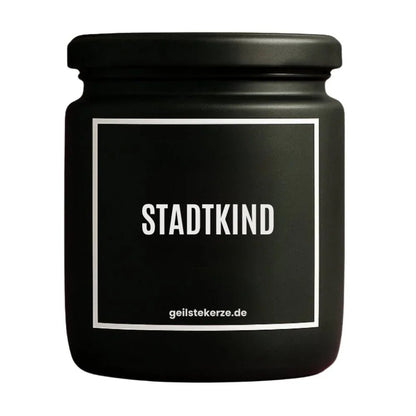 Duftkerze mit Spruch von geilstekerze ist der neue Geschenketrend. Diese witzige Kerze Vegane Bio-Kerze mit Spruch – STADTKIND brennt mega lange sagenhafte 80 Stunde, hochwertige ätherische Öle schaffen beste Duftverteilung. Mit 1400 lustigen Sprüchen perfekt zum Verschenken. Handgemacht in Deutschland von geilstekerze.shop -Die beste Duftkerze die du kaufen kannst.