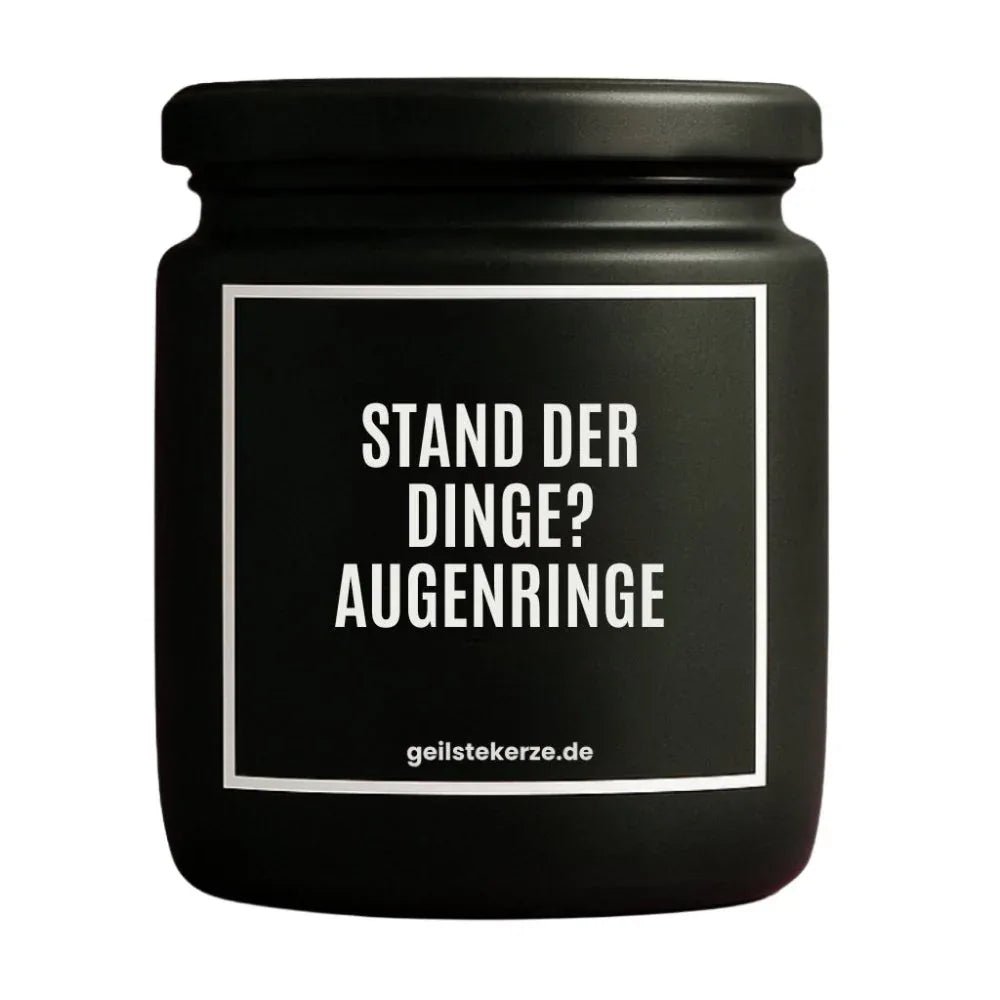Duftkerze mit Spruch von geilstekerze ist der neue Geschenketrend. Diese witzige Kerze Vegane Bio-Kerze mit Spruch – STAND DER DINGE? AUGENRINGE brennt mega lange sagenhafte 80 Stunde, hochwertige ätherische Öle schaffen beste Duftverteilung. Mit 1400 lustigen Sprüchen perfekt zum Verschenken. Handgemacht in Deutschland von geilstekerze.shop -Die beste Duftkerze die du kaufen kannst.