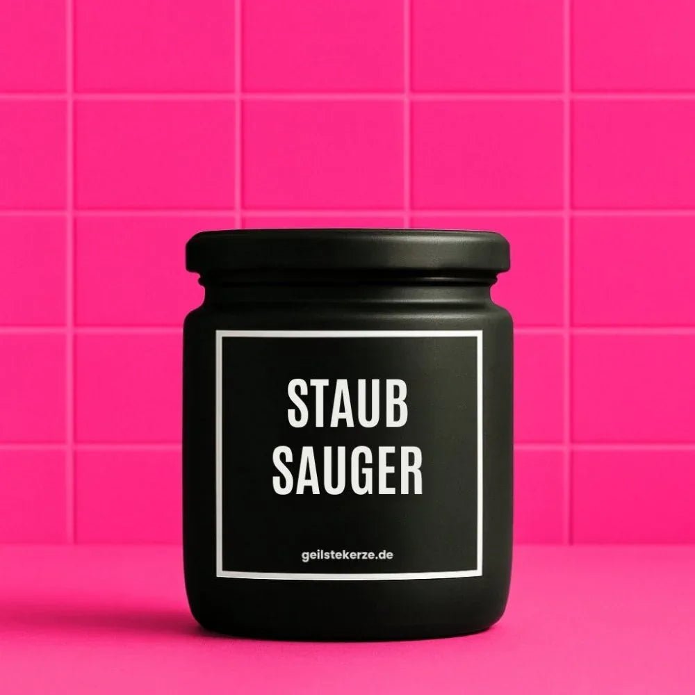 Duftkerze mit Spruch von geilstekerze ist der neue Geschenketrend. Diese witzige Kerze Vegane Bio-Kerze mit Spruch – STAUBSAUGER brennt mega lange sagenhafte 80 Stunde, hochwertige ätherische Öle schaffen beste Duftverteilung. Mit 1400 lustigen Sprüchen perfekt zum Verschenken. Handgemacht in Deutschland von geilstekerze.shop -Die beste Duftkerze die du kaufen kannst.