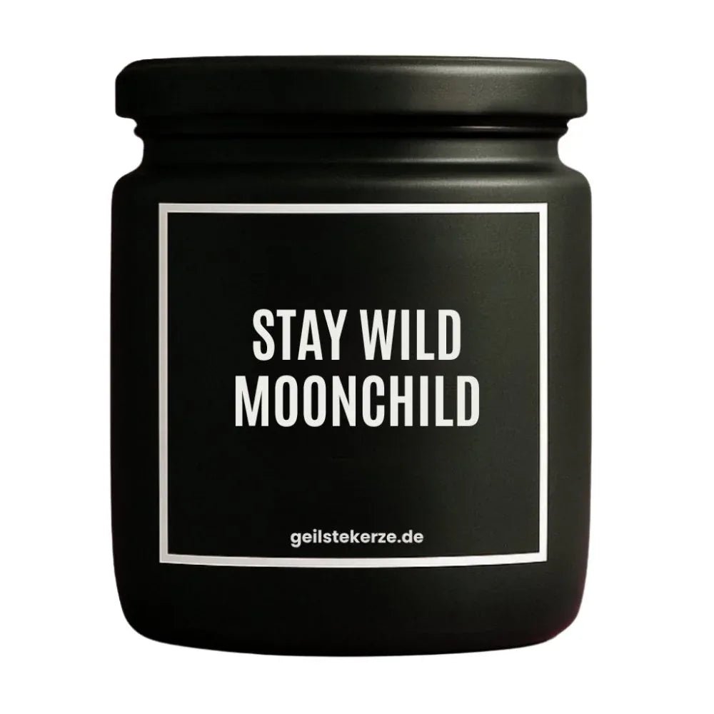 Duftkerze mit Spruch von geilstekerze ist der neue Geschenketrend. Diese witzige Kerze Vegane Bio-Kerze mit Spruch – STAY WILD MOONCHILD brennt mega lange sagenhafte 80 Stunde, hochwertige ätherische Öle schaffen beste Duftverteilung. Mit 1400 lustigen Sprüchen perfekt zum Verschenken. Handgemacht in Deutschland von geilstekerze.shop -Die beste Duftkerze die du kaufen kannst.
