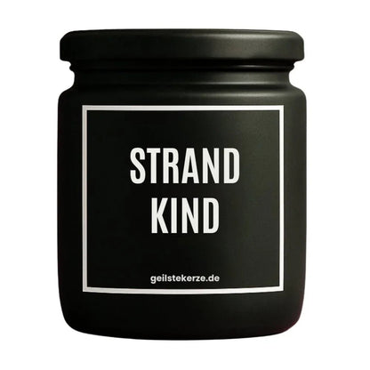 Duftkerze mit Spruch von geilstekerze ist der neue Geschenketrend. Diese witzige Kerze Vegane Bio-Kerze mit Spruch – STRANDKIND brennt mega lange sagenhafte 80 Stunde, hochwertige ätherische Öle schaffen beste Duftverteilung. Mit 1400 lustigen Sprüchen perfekt zum Verschenken. Handgemacht in Deutschland von geilstekerze.shop -Die beste Duftkerze die du kaufen kannst.