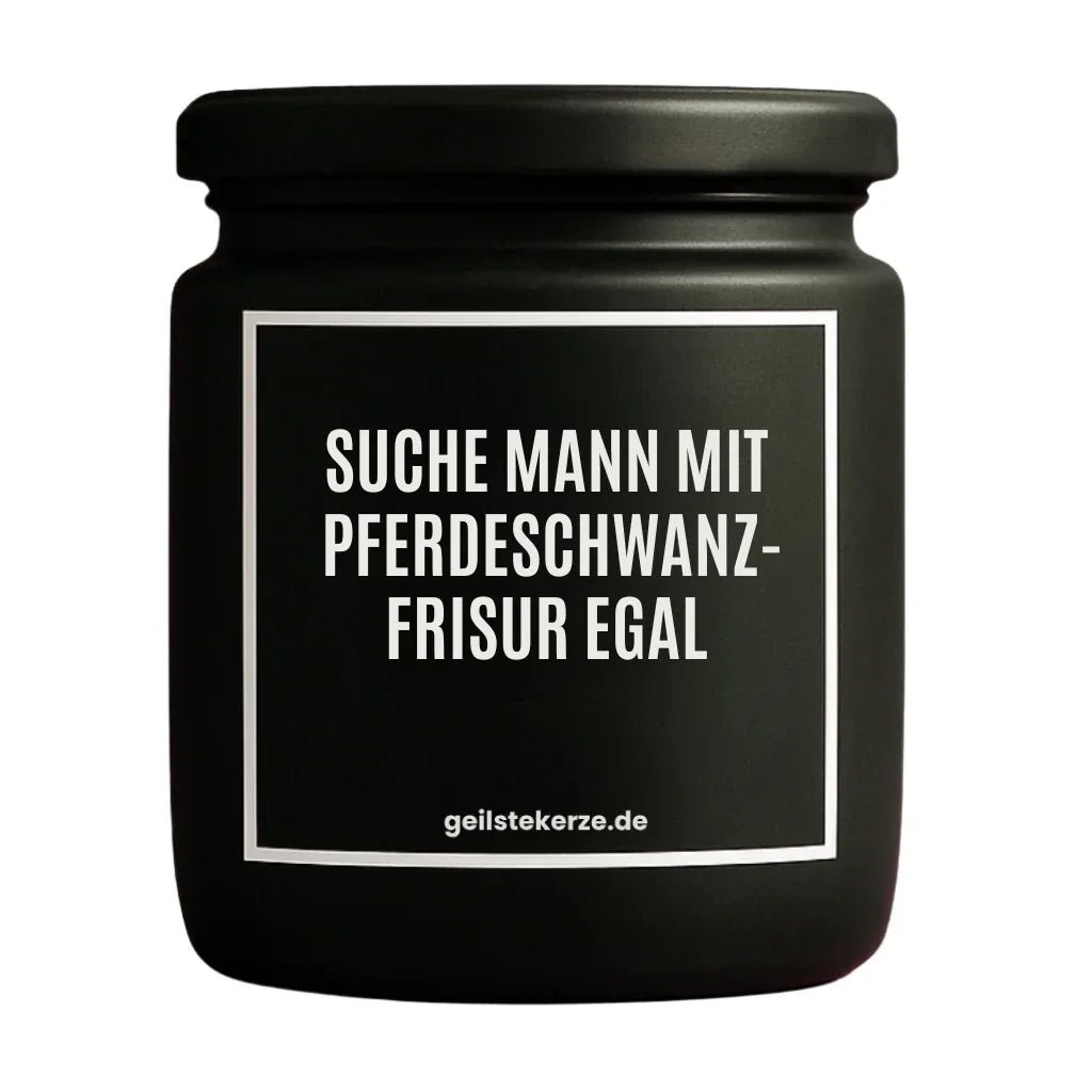 Duftkerze mit Spruch von geilstekerze ist der neue Geschenketrend. Diese witzige Kerze Vegane Bio-Kerze mit Spruch – SUCHE MANN MIT PFERDESCHWANZ- FRISUR EGAL brennt mega lange sagenhafte 80 Stunde, hochwertige ätherische Öle schaffen beste Duftverteilung. Mit 1400 lustigen Sprüchen perfekt zum Verschenken. Handgemacht in Deutschland von geilstekerze.shop -Die beste Duftkerze die du kaufen kannst.