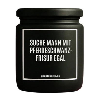 Duftkerze mit Spruch von geilstekerze ist der neue Geschenketrend. Diese witzige Kerze Vegane Bio-Kerze mit Spruch – SUCHE MANN MIT PFERDESCHWANZ- FRISUR EGAL brennt mega lange sagenhafte 80 Stunde, hochwertige ätherische Öle schaffen beste Duftverteilung. Mit 1400 lustigen Sprüchen perfekt zum Verschenken. Handgemacht in Deutschland von geilstekerze.shop -Die beste Duftkerze die du kaufen kannst.