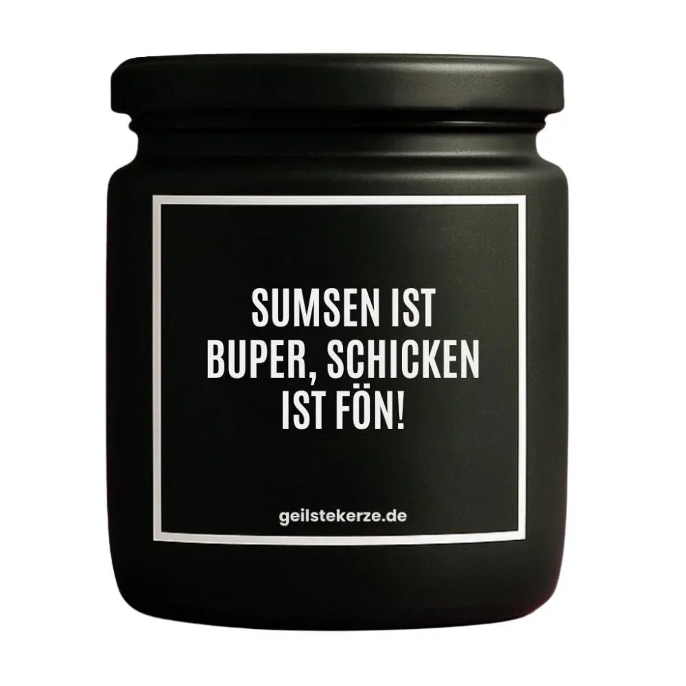 Duftkerze mit Spruch von geilstekerze ist der neue Geschenketrend. Diese witzige Kerze Vegane Bio-Kerze mit Spruch – SUMSEN IST BUPER SCHICKEN IST FÖN! brennt mega lange sagenhafte 80 Stunde, hochwertige ätherische Öle schaffen beste Duftverteilung. Mit 1400 lustigen Sprüchen perfekt zum Verschenken. Handgemacht in Deutschland von geilstekerze.shop -Die beste Duftkerze die du kaufen kannst.