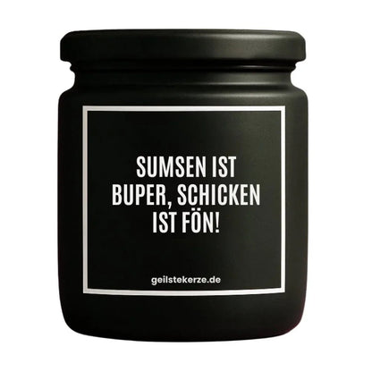 Duftkerze mit Spruch von geilstekerze ist der neue Geschenketrend. Diese witzige Kerze Vegane Bio-Kerze mit Spruch – SUMSEN IST BUPER SCHICKEN IST FÖN! brennt mega lange sagenhafte 80 Stunde, hochwertige ätherische Öle schaffen beste Duftverteilung. Mit 1400 lustigen Sprüchen perfekt zum Verschenken. Handgemacht in Deutschland von geilstekerze.shop -Die beste Duftkerze die du kaufen kannst.