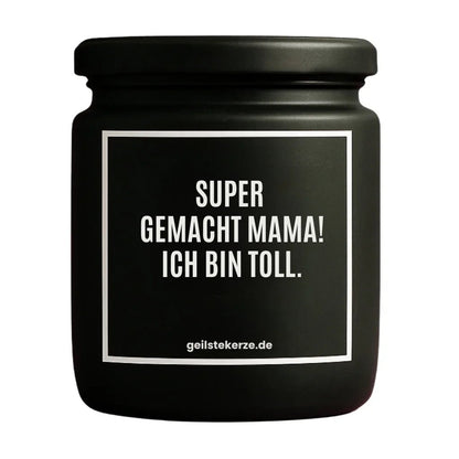 Duftkerze mit Spruch von geilstekerze ist der neue Geschenketrend. Diese witzige Kerze Vegane Bio-Kerze mit Spruch – SUPER GEMACHT MAMA! ICH BIN TOLL brennt mega lange sagenhafte 80 Stunde, hochwertige ätherische Öle schaffen beste Duftverteilung. Mit 1400 lustigen Sprüchen perfekt zum Verschenken. Handgemacht in Deutschland von geilstekerze.shop -Die beste Duftkerze die du kaufen kannst.