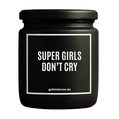 Duftkerze mit Spruch von geilstekerze ist der neue Geschenketrend. Diese witzige Kerze Vegane Bio-Kerze mit Spruch – SUPER GIRLS DON‘T CRY brennt mega lange sagenhafte 80 Stunde, hochwertige ätherische Öle schaffen beste Duftverteilung. Mit 1400 lustigen Sprüchen perfekt zum Verschenken. Handgemacht in Deutschland von geilstekerze.shop -Die beste Duftkerze die du kaufen kannst.