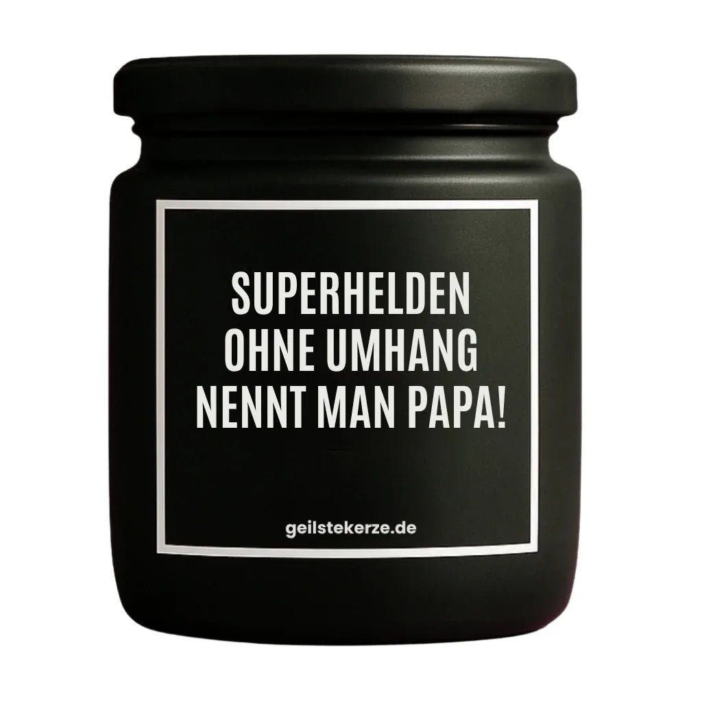 Vegane Bio-Kerze mit Spruch – SUPERHELDEN OHNE UMHANG NENNT MAN PAPA!