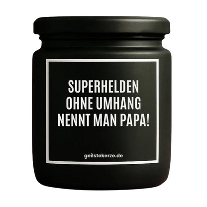 Duftkerze mit Spruch von geilstekerze ist der neue Geschenketrend. Diese witzige Kerze Vegane Bio-Kerze mit Spruch – SUPERHELDEN OHNE UMHANG NENNT MAN PAPA! brennt mega lange sagenhafte 80 Stunde, hochwertige ätherische Öle schaffen beste Duftverteilung. Mit 1400 lustigen Sprüchen perfekt zum Verschenken. Handgemacht in Deutschland von geilstekerze.shop -Die beste Duftkerze die du kaufen kannst.