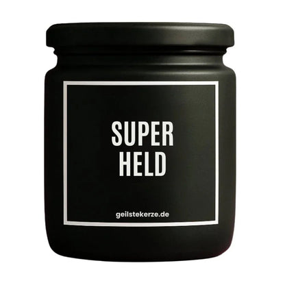 Duftkerze mit Spruch von geilstekerze ist der neue Geschenketrend. Diese witzige Kerze Vegane Bio-Kerze mit Spruch – SUPERHELD brennt mega lange sagenhafte 80 Stunde, hochwertige ätherische Öle schaffen beste Duftverteilung. Mit 1400 lustigen Sprüchen perfekt zum Verschenken. Handgemacht in Deutschland von geilstekerze.shop -Die beste Duftkerze die du kaufen kannst.