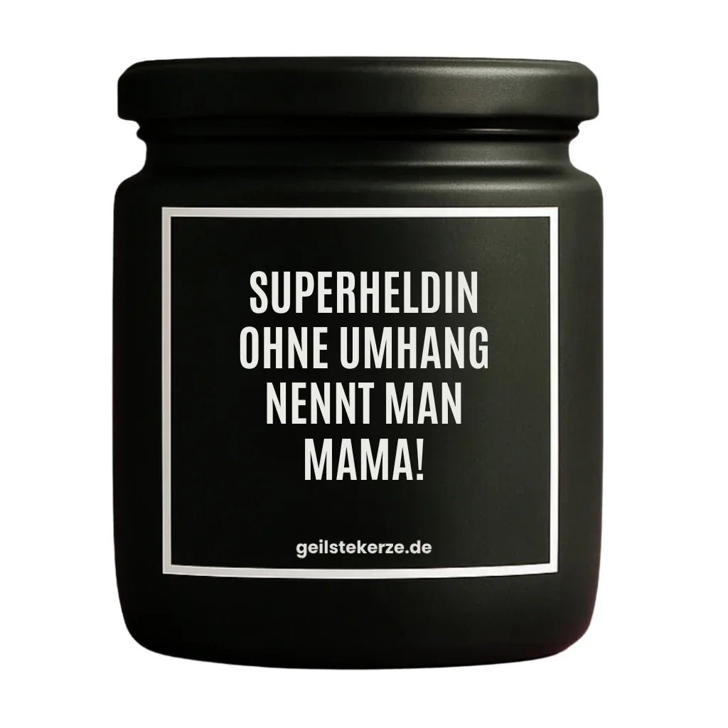 Duftkerze mit Spruch von geilstekerze ist der neue Geschenketrend. Diese witzige Kerze Vegane Bio-Kerze mit Spruch – SUPERHELDIN OHNE UMHANG NENNT MAN MAMA! brennt mega lange sagenhafte 80 Stunde, hochwertige ätherische Öle schaffen beste Duftverteilung. Mit 1400 lustigen Sprüchen perfekt zum Verschenken. Handgemacht in Deutschland von geilstekerze.shop -Die beste Duftkerze die du kaufen kannst.