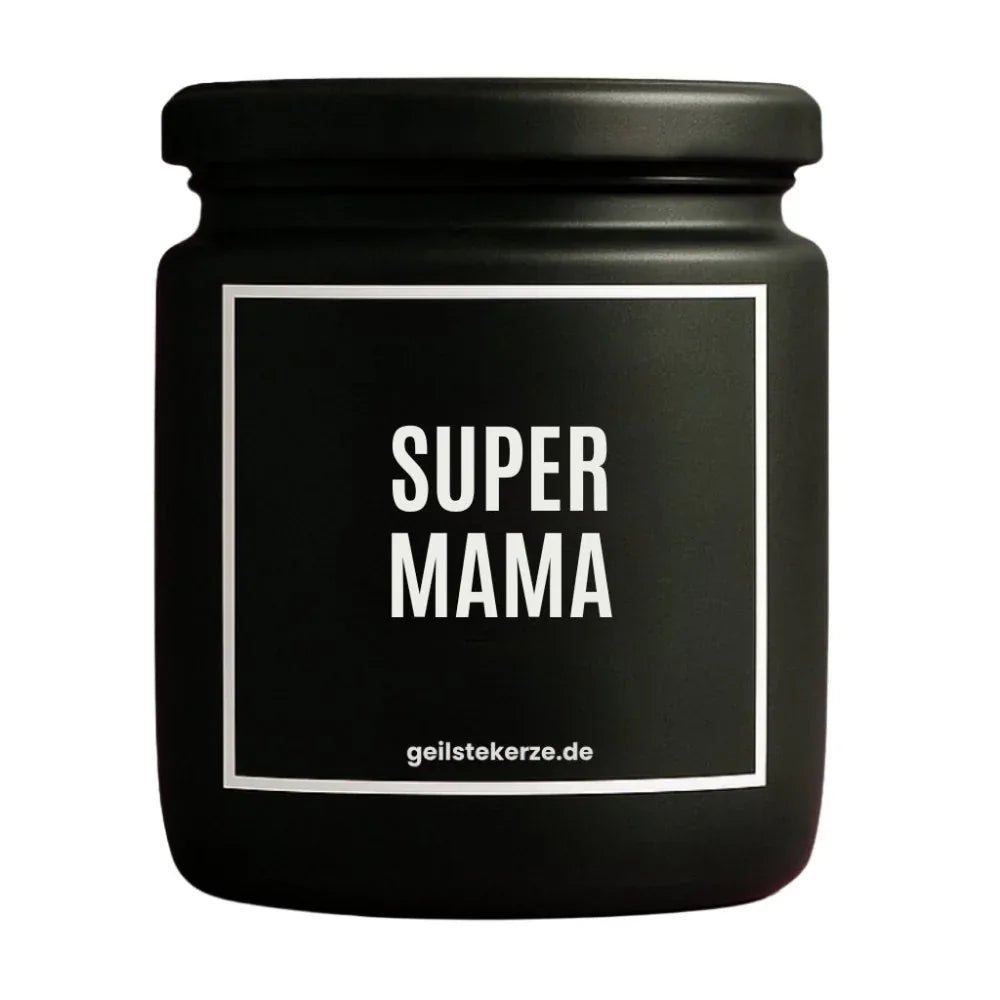 Duftkerze mit Spruch von geilstekerze ist der neue Geschenketrend. Diese witzige Kerze Vegane Bio-Kerze mit Spruch – SUPERMAMA brennt mega lange sagenhafte 80 Stunde, hochwertige ätherische Öle schaffen beste Duftverteilung. Mit 1400 lustigen Sprüchen perfekt zum Verschenken. Handgemacht in Deutschland von geilstekerze.shop -Die beste Duftkerze die du kaufen kannst.