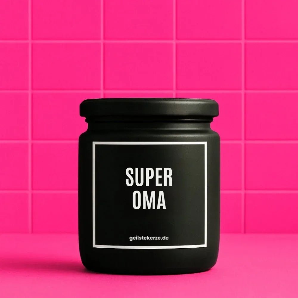 Duftkerze mit Spruch von geilstekerze ist der neue Geschenketrend. Diese witzige Kerze Vegane Bio-Kerze mit Spruch – SUPEROMA brennt mega lange sagenhafte 80 Stunde, hochwertige ätherische Öle schaffen beste Duftverteilung. Mit 1400 lustigen Sprüchen perfekt zum Verschenken. Handgemacht in Deutschland von geilstekerze.shop -Die beste Duftkerze die du kaufen kannst.