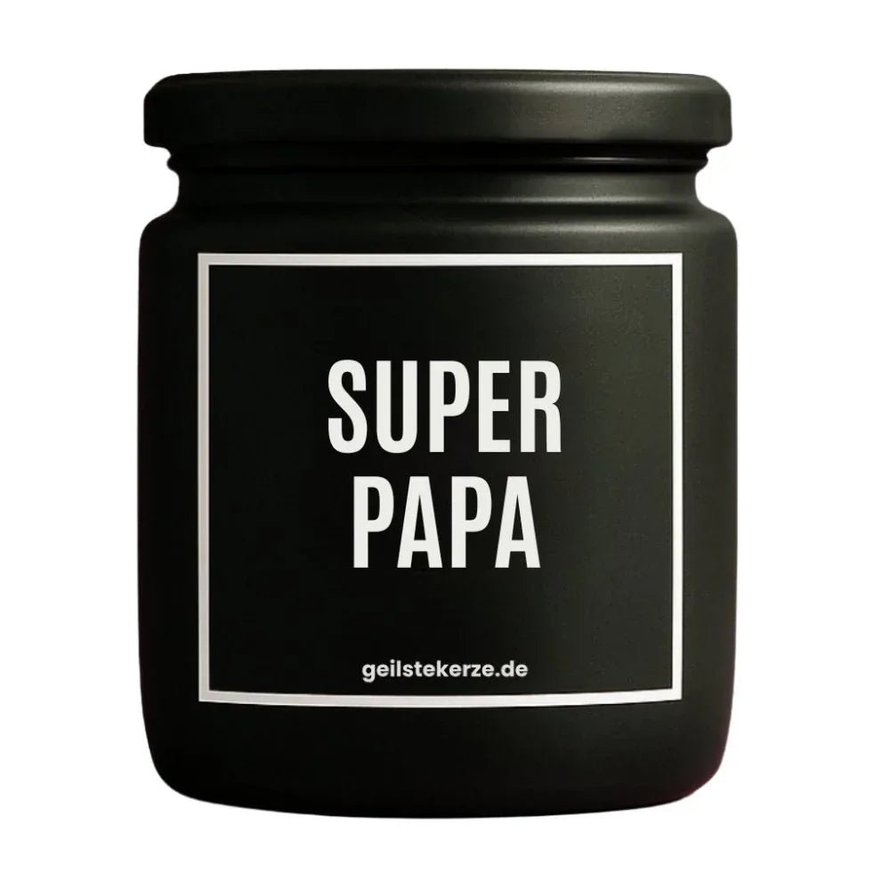 Duftkerze mit Spruch von geilstekerze ist der neue Geschenketrend. Diese witzige Kerze Vegane Bio-Kerze mit Spruch – SUPERPAPA brennt mega lange sagenhafte 80 Stunde, hochwertige ätherische Öle schaffen beste Duftverteilung. Mit 1400 lustigen Sprüchen perfekt zum Verschenken. Handgemacht in Deutschland von geilstekerze.shop -Die beste Duftkerze die du kaufen kannst.