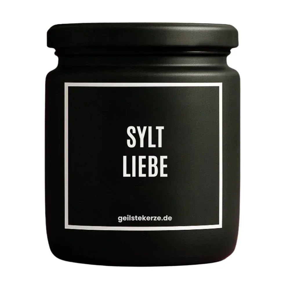 Duftkerze mit Spruch von geilstekerze ist der neue Geschenketrend. Diese witzige Kerze Vegane Bio-Kerze mit Spruch – SYLT LIEBE brennt mega lange sagenhafte 80 Stunde, hochwertige ätherische Öle schaffen beste Duftverteilung. Mit 1400 lustigen Sprüchen perfekt zum Verschenken. Handgemacht in Deutschland von geilstekerze.shop -Die beste Duftkerze die du kaufen kannst.