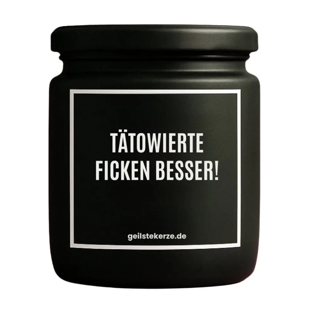 Duftkerze mit Spruch von geilstekerze ist der neue Geschenketrend. Diese witzige Kerze Vegane Bio-Kerze mit Spruch – TÄTOWIERTE FICKEN BESSER brennt mega lange sagenhafte 80 Stunde, hochwertige ätherische Öle schaffen beste Duftverteilung. Mit 1400 lustigen Sprüchen perfekt zum Verschenken. Handgemacht in Deutschland von geilstekerze.shop -Die beste Duftkerze die du kaufen kannst.