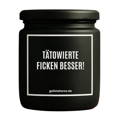Duftkerze mit Spruch von geilstekerze ist der neue Geschenketrend. Diese witzige Kerze Vegane Bio-Kerze mit Spruch – TÄTOWIERTE FICKEN BESSER brennt mega lange sagenhafte 80 Stunde, hochwertige ätherische Öle schaffen beste Duftverteilung. Mit 1400 lustigen Sprüchen perfekt zum Verschenken. Handgemacht in Deutschland von geilstekerze.shop -Die beste Duftkerze die du kaufen kannst.