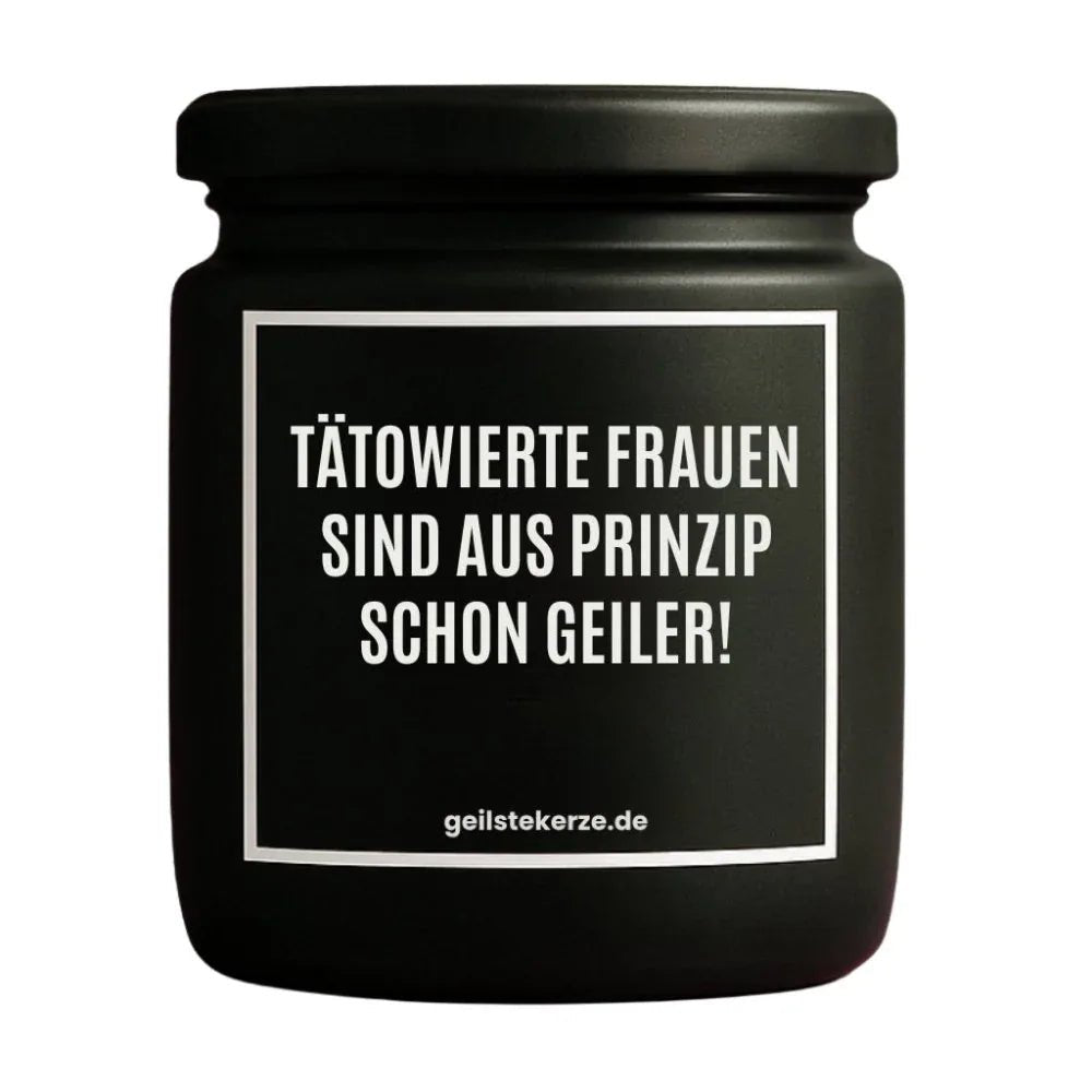 Duftkerze mit Spruch von geilstekerze ist der neue Geschenketrend. Diese witzige Kerze Vegane Bio-Kerze mit Spruch – TÄTOWIERTE FRAUEN SIND AUS PRINZIP SCHON GEILER! brennt mega lange sagenhafte 80 Stunde, hochwertige ätherische Öle schaffen beste Duftverteilung. Mit 1400 lustigen Sprüchen perfekt zum Verschenken. Handgemacht in Deutschland von geilstekerze.shop -Die beste Duftkerze die du kaufen kannst.