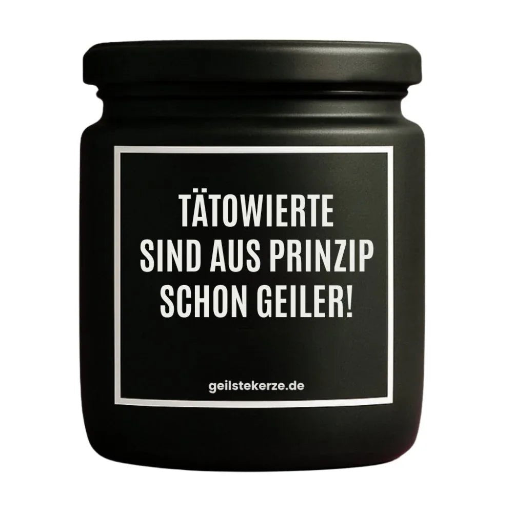 Duftkerze mit Spruch von geilstekerze ist der neue Geschenketrend. Diese witzige Kerze Vegane Bio-Kerze mit Spruch – TÄTOWIERTE SIND AUS PRINZIP SCHON GEILER! brennt mega lange sagenhafte 80 Stunde, hochwertige ätherische Öle schaffen beste Duftverteilung. Mit 1400 lustigen Sprüchen perfekt zum Verschenken. Handgemacht in Deutschland von geilstekerze.shop -Die beste Duftkerze die du kaufen kannst.