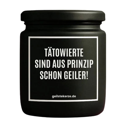 Duftkerze mit Spruch von geilstekerze ist der neue Geschenketrend. Diese witzige Kerze Vegane Bio-Kerze mit Spruch – TÄTOWIERTE SIND AUS PRINZIP SCHON GEILER! brennt mega lange sagenhafte 80 Stunde, hochwertige ätherische Öle schaffen beste Duftverteilung. Mit 1400 lustigen Sprüchen perfekt zum Verschenken. Handgemacht in Deutschland von geilstekerze.shop -Die beste Duftkerze die du kaufen kannst.