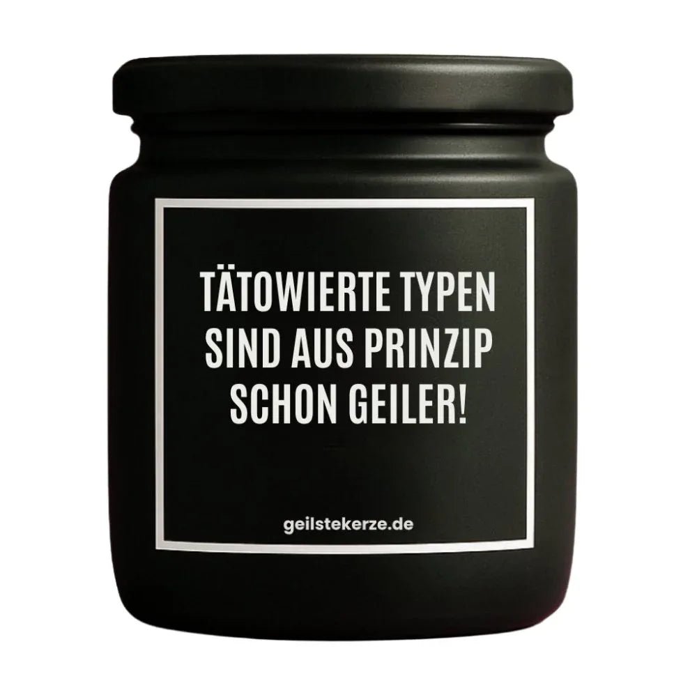 Vegane Bio-Kerze mit Spruch – TÄTOWIERTE TYPEN SIND AUS PRINZIP SCHON GEILER!