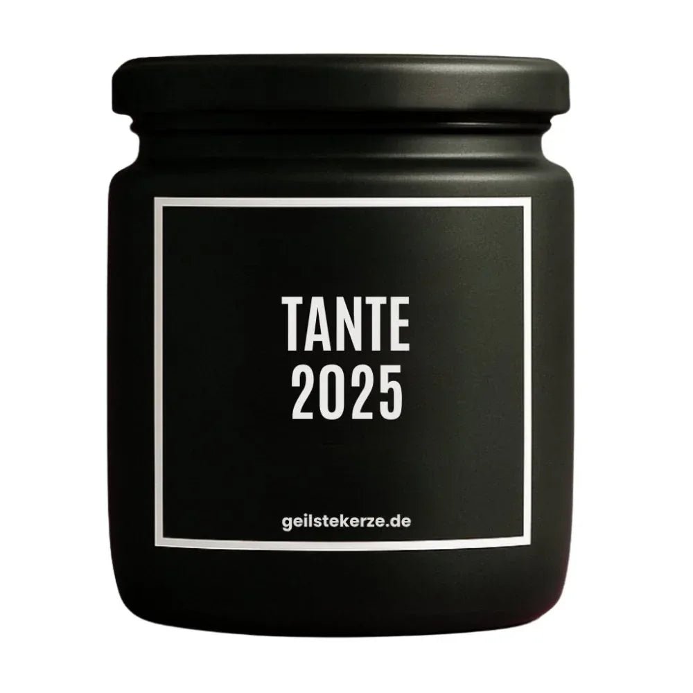 Duftkerze mit Spruch von geilstekerze ist der neue Geschenketrend. Diese witzige Kerze Vegane Bio-Kerze mit Spruch – TANTE 2025 brennt mega lange sagenhafte 80 Stunde, hochwertige ätherische Öle schaffen beste Duftverteilung. Mit 1400 lustigen Sprüchen perfekt zum Verschenken. Handgemacht in Deutschland von geilstekerze.shop -Die beste Duftkerze die du kaufen kannst.