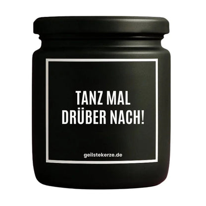 Duftkerze mit Spruch von geilstekerze ist der neue Geschenketrend. Diese witzige Kerze Vegane Bio-Kerze mit Spruch – TANZ MAL DRÜBER NACH! brennt mega lange sagenhafte 80 Stunde, hochwertige ätherische Öle schaffen beste Duftverteilung. Mit 1400 lustigen Sprüchen perfekt zum Verschenken. Handgemacht in Deutschland von geilstekerze.shop -Die beste Duftkerze die du kaufen kannst.