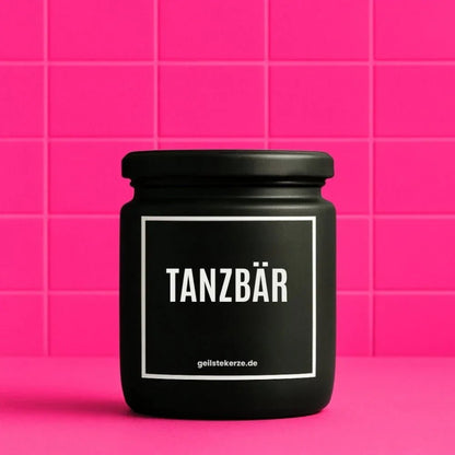 Duftkerze mit Spruch von geilstekerze ist der neue Geschenketrend. Diese witzige Kerze Vegane Bio-Kerze mit Spruch – TANZBÄR brennt mega lange sagenhafte 80 Stunde, hochwertige ätherische Öle schaffen beste Duftverteilung. Mit 1400 lustigen Sprüchen perfekt zum Verschenken. Handgemacht in Deutschland von geilstekerze.shop -Die beste Duftkerze die du kaufen kannst.