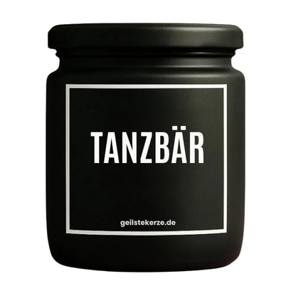 Duftkerze mit Spruch von geilstekerze ist der neue Geschenketrend. Diese witzige Kerze Vegane Bio-Kerze mit Spruch – TANZBÄR brennt mega lange sagenhafte 80 Stunde, hochwertige ätherische Öle schaffen beste Duftverteilung. Mit 1400 lustigen Sprüchen perfekt zum Verschenken. Handgemacht in Deutschland von geilstekerze.shop -Die beste Duftkerze die du kaufen kannst.
