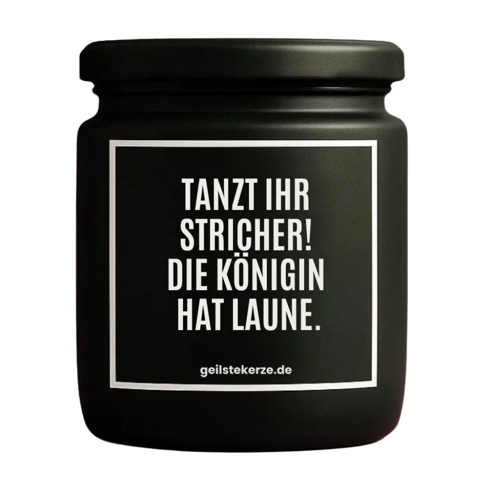 Duftkerze mit Spruch von geilstekerze ist der neue Geschenketrend. Diese witzige Kerze Vegane Bio-Kerze mit Spruch – TANZT IHR STRICHER! DIE KÖNIGIN HAT LAUNE. brennt mega lange sagenhafte 80 Stunde, hochwertige ätherische Öle schaffen beste Duftverteilung. Mit 1400 lustigen Sprüchen perfekt zum Verschenken. Handgemacht in Deutschland von geilstekerze.shop -Die beste Duftkerze die du kaufen kannst.