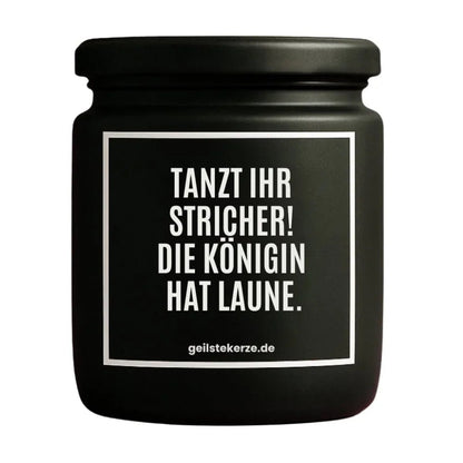 Duftkerze mit Spruch von geilstekerze ist der neue Geschenketrend. Diese witzige Kerze Vegane Bio-Kerze mit Spruch – TANZT IHR STRICHER! DIE KÖNIGIN HAT LAUNE. brennt mega lange sagenhafte 80 Stunde, hochwertige ätherische Öle schaffen beste Duftverteilung. Mit 1400 lustigen Sprüchen perfekt zum Verschenken. Handgemacht in Deutschland von geilstekerze.shop -Die beste Duftkerze die du kaufen kannst.