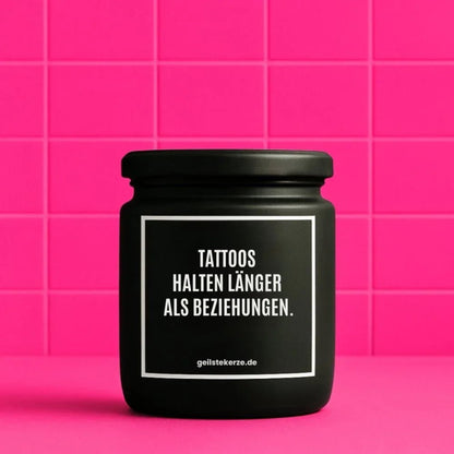 Duftkerze mit Spruch von geilstekerze ist der neue Geschenketrend. Diese witzige Kerze Vegane Bio-Kerze mit Spruch – TATTOOS HALTEN LÄNGER ALS BEZIEHUNGEN. brennt mega lange sagenhafte 80 Stunde, hochwertige ätherische Öle schaffen beste Duftverteilung. Mit 1400 lustigen Sprüchen perfekt zum Verschenken. Handgemacht in Deutschland von geilstekerze.shop -Die beste Duftkerze die du kaufen kannst.