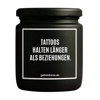 Duftkerze mit Spruch von geilstekerze ist der neue Geschenketrend. Diese witzige Kerze Vegane Bio-Kerze mit Spruch – TATTOOS HALTEN LÄNGER ALS BEZIEHUNGEN. brennt mega lange sagenhafte 80 Stunde, hochwertige ätherische Öle schaffen beste Duftverteilung. Mit 1400 lustigen Sprüchen perfekt zum Verschenken. Handgemacht in Deutschland von geilstekerze.shop -Die beste Duftkerze die du kaufen kannst.