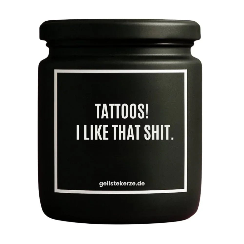 Duftkerze mit Spruch von geilstekerze ist der neue Geschenketrend. Diese witzige Kerze Vegane Bio-Kerze mit Spruch – TATTOOS! I LIKE THAT SHIT. brennt mega lange sagenhafte 80 Stunde, hochwertige ätherische Öle schaffen beste Duftverteilung. Mit 1400 lustigen Sprüchen perfekt zum Verschenken. Handgemacht in Deutschland von geilstekerze.shop -Die beste Duftkerze die du kaufen kannst.