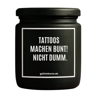 Duftkerze mit Spruch von geilstekerze ist der neue Geschenketrend. Diese witzige Kerze Vegane Bio-Kerze mit Spruch – TATTOOS MACHEN BUNT! NICHT DUMM. brennt mega lange sagenhafte 80 Stunde, hochwertige ätherische Öle schaffen beste Duftverteilung. Mit 1400 lustigen Sprüchen perfekt zum Verschenken. Handgemacht in Deutschland von geilstekerze.shop -Die beste Duftkerze die du kaufen kannst.
