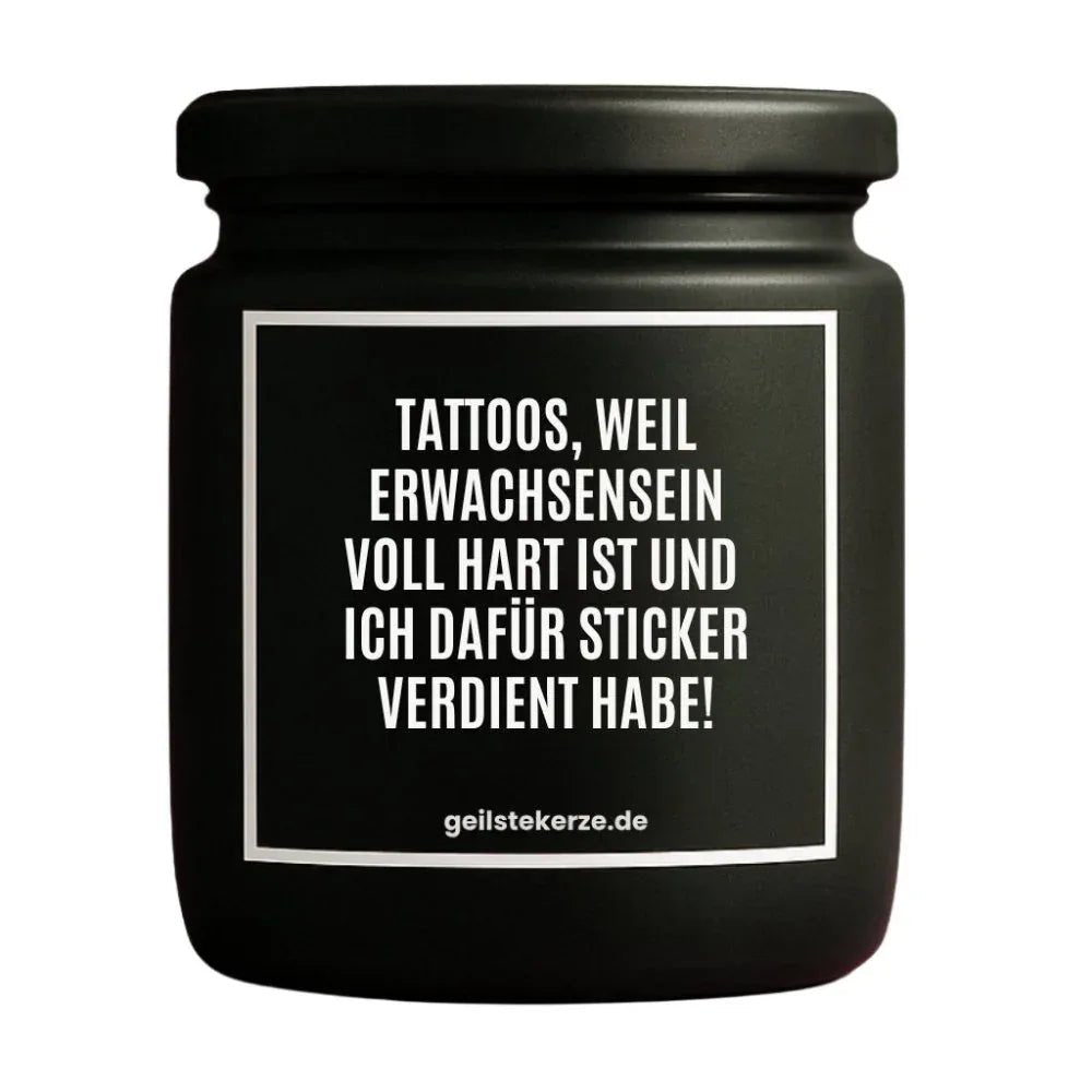 Duftkerze mit Spruch von geilstekerze ist der neue Geschenketrend. Diese witzige Kerze Vegane Bio-Kerze mit Spruch – TATTOOS, WEIL ERWACHSENSEIN VOLL HART IST UND ICH DAFUR STICKER VERDIENT HABE! brennt mega lange sagenhafte 80 Stunde, hochwertige ätherische Öle schaffen beste Duftverteilung. Mit 1400 lustigen Sprüchen perfekt zum Verschenken. Handgemacht in Deutschland von geilstekerze.shop -Die beste Duftkerze die du kaufen kannst.