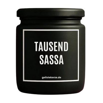 Duftkerze mit Spruch von geilstekerze ist der neue Geschenketrend. Diese witzige Kerze Vegane Bio-Kerze mit Spruch – TAUSENDSASSA brennt mega lange sagenhafte 80 Stunde, hochwertige ätherische Öle schaffen beste Duftverteilung. Mit 1400 lustigen Sprüchen perfekt zum Verschenken. Handgemacht in Deutschland von geilstekerze.shop -Die beste Duftkerze die du kaufen kannst.