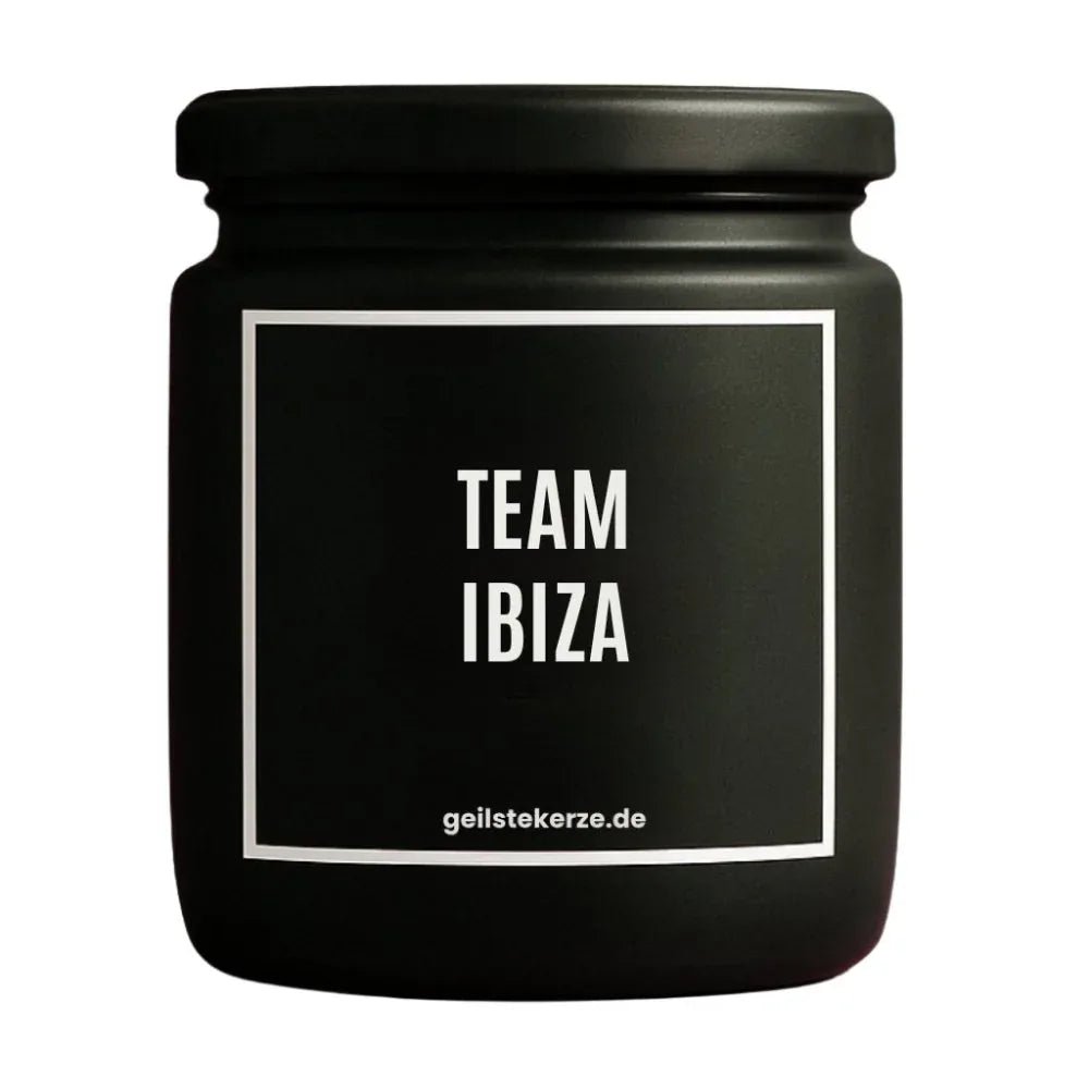 Duftkerze mit Spruch von geilstekerze ist der neue Geschenketrend. Diese witzige Kerze Vegane Bio-Kerze mit Spruch – TEAM IBIZA brennt mega lange sagenhafte 80 Stunde, hochwertige ätherische Öle schaffen beste Duftverteilung. Mit 1400 lustigen Sprüchen perfekt zum Verschenken. Handgemacht in Deutschland von geilstekerze.shop -Die beste Duftkerze die du kaufen kannst.