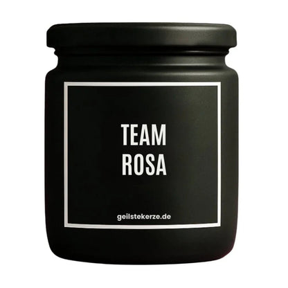 Duftkerze mit Spruch von geilstekerze ist der neue Geschenketrend. Diese witzige Kerze Vegane Bio-Kerze mit Spruch – TEAM ROSA brennt mega lange sagenhafte 80 Stunde, hochwertige ätherische Öle schaffen beste Duftverteilung. Mit 1400 lustigen Sprüchen perfekt zum Verschenken. Handgemacht in Deutschland von geilstekerze.shop -Die beste Duftkerze die du kaufen kannst.