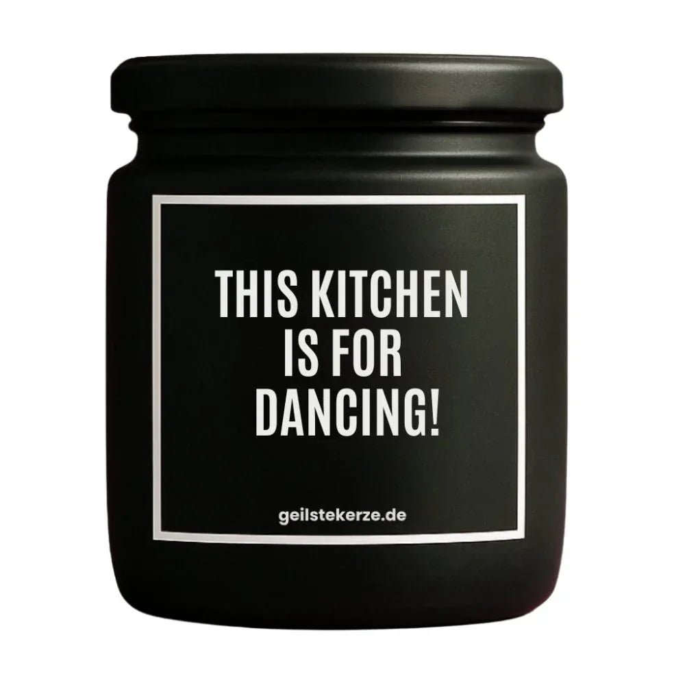 Duftkerze mit Spruch von geilstekerze ist der neue Geschenketrend. Diese witzige Kerze Vegane Bio-Kerze mit Spruch – THIS KITCHEN IS FOR DANCING brennt mega lange sagenhafte 80 Stunde, hochwertige ätherische Öle schaffen beste Duftverteilung. Mit 1400 lustigen Sprüchen perfekt zum Verschenken. Handgemacht in Deutschland von geilstekerze.shop -Die beste Duftkerze die du kaufen kannst.
