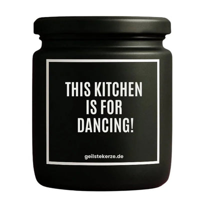 Duftkerze mit Spruch von geilstekerze ist der neue Geschenketrend. Diese witzige Kerze Vegane Bio-Kerze mit Spruch – THIS KITCHEN IS FOR DANCING brennt mega lange sagenhafte 80 Stunde, hochwertige ätherische Öle schaffen beste Duftverteilung. Mit 1400 lustigen Sprüchen perfekt zum Verschenken. Handgemacht in Deutschland von geilstekerze.shop -Die beste Duftkerze die du kaufen kannst.